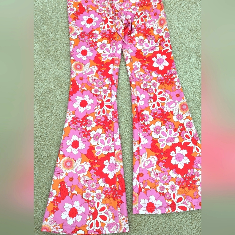 Cute Flower Power flair yoga pants Size M more like a S